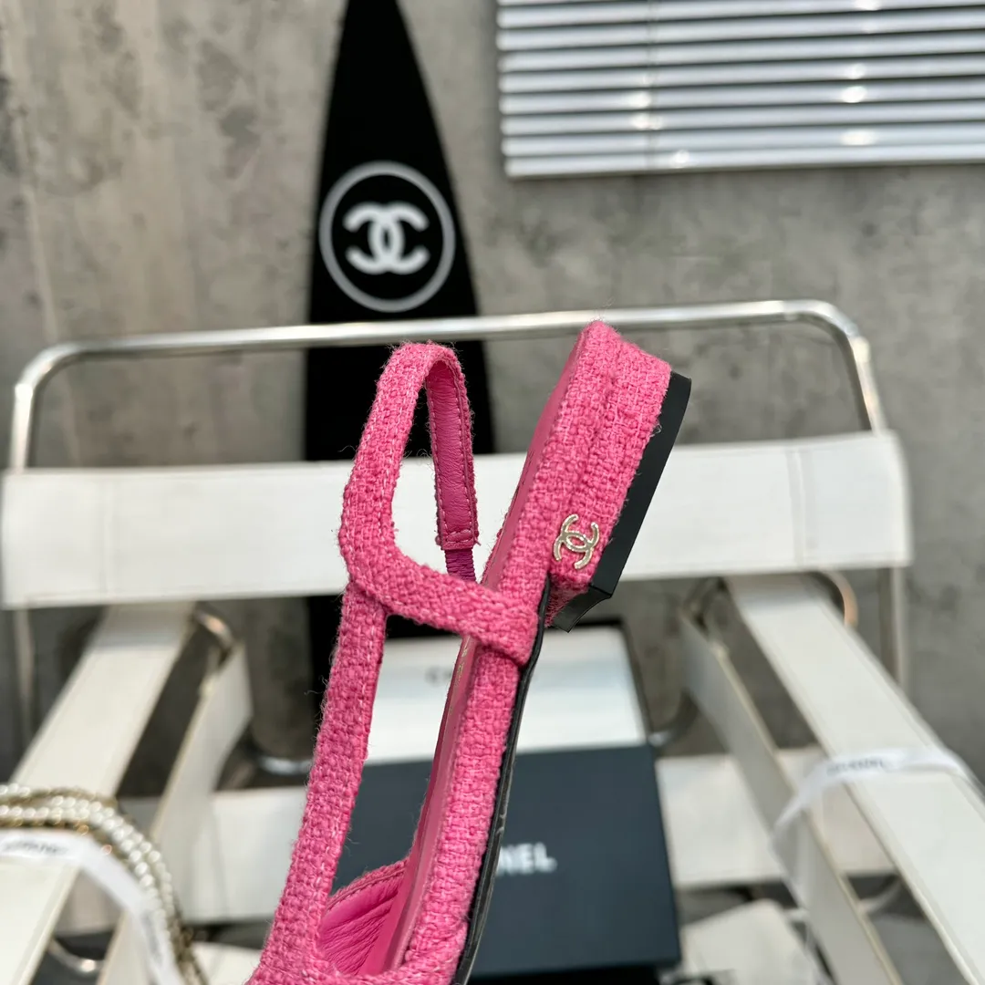 👟👟Ex-factory price 480👟👟 CHANEL Chanel flat bottom series🌹Fashionable classic sandals loved by all stars Fabric [👉] Mixed sheepskin👣🐏 Lining [👉] Silk sheep lining👣🐏 Insole [👉] Silk sheep👣🐏 Sole [👉] Genuine leather outsole imported from Italy 🌻 Packaging [👉] Chanel original box packaging 🌸 Code number [🦶🏻] 34-42 (⚠️34.41.42 is a custom code and cannot be returned or exchanged. Please understand)